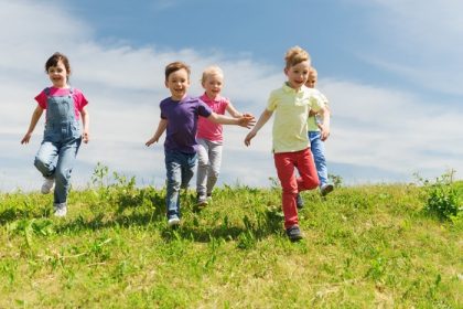 دانلود تابستان ، کودک ، تفریح ​​و اوقات فراغت – گروهی از بچه های خوشحال که برچسب بازی می کنند و در زمین های سبز خارج از خانه اجرا می شوند
