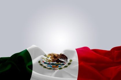 دانلود پارچه انتزاعی پرچم مکزیک را در زمینه خاکستری تکان می دهد