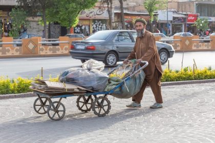 دانلود شیراز ، ایران – 25 آوریل 2015 ، یک مرد ناشناس یک چرخ دستی را در خیابان های شیراز ، ایران سوار می کند