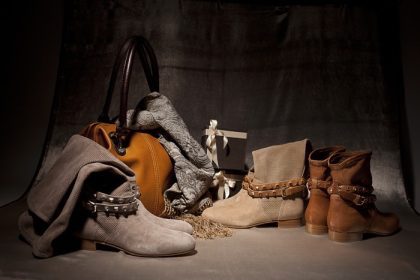 دانلود مجموعه ای از کفش های زنانه تزئین شده با لوازم جانبی پاییزی و جعبه های هدیه_003
