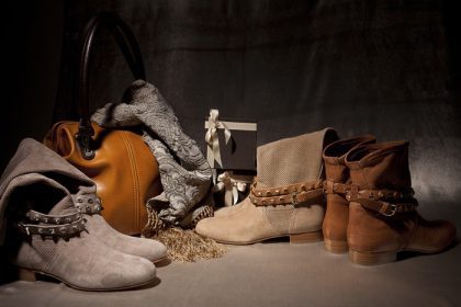 دانلود مجموعه ای از کفش های زنانه تزئین شده با لوازم جانبی پاییزی و جعبه های هدیه_005