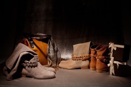 دانلود مجموعه ای از کفش های زنانه تزئین شده با لوازم جانبی پاییزی و جعبه های هدیه_001