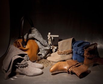 دانلود مجموعه ای از کفش های زنانه تزئین شده با لوازم جانبی پاییزی و جعبه های هدیه_002