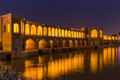 دانلود اصفهان ، ایران – 28 آوریل 2015 افراد ناشناس در حال استراحت در پل باستانی خواجو ، (پل خواجو) ، در اصفهان ، ایران_002