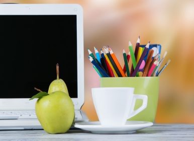 دانلود نوت بوک ، سیب و مداد روی میز چوبی. بازگشت به مفهوم مدرسه