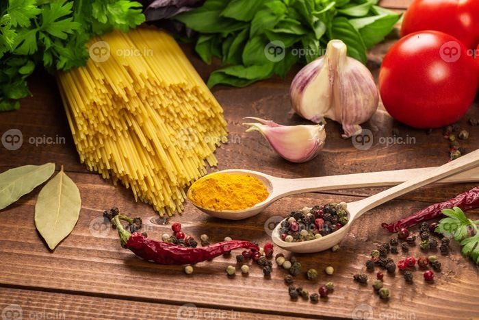 دانلود ماکارونی خام ، سبزیجات ، ریحان و ادویه جات ترشی جات روی میز چوب_002