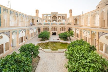 دانلود کاشان ، ایران – 1 مه 2015 مسجد آقا بزرگ در کاشان ، ایران. این مسجد در اواخر قرن 18 میلادی توسط استاد-میمار اوستاد ح ساخته شده است