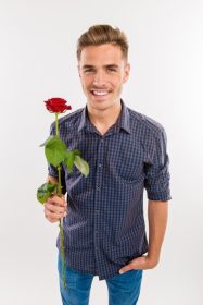 دانلود مرد خوش تیپ رمانتیک گل سرخ می دهد