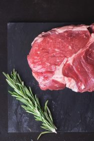 دانلود استیک گوشت گاو Sirloin گوشت گاو ایرلندی خام در تخته سنگ سنگی تخته سنگ آماده برای بو داده با رزماری ، فلفل فلفل قرمز و نمک_001