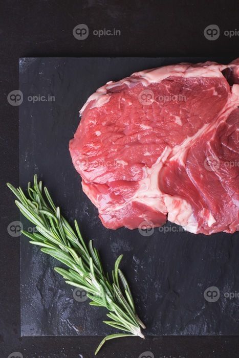 دانلود استیک گوشت گاو Sirloin گوشت گاو ایرلندی خام در تخته سنگ سنگی تخته سنگ آماده برای بو داده با رزماری ، فلفل فلفل قرمز و نمک_001