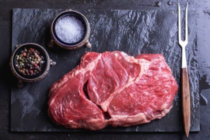 دانلود استیک گوشت گاو Sirloin گوشت گاو ایرلندی خام در تخته سنگ سنگی تخته سنگ آماده برای بو داده با رزماری ، فلفل فلفل قرمز و نمک_005