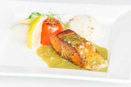 دانلود استیک ماهی قزل آلا روی بشقاب سفید با برنج و سبزیجات – نقطه تمرکز انتخابی