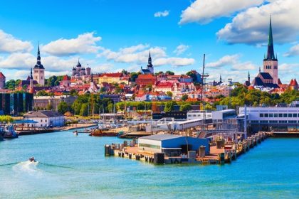 دانلود منظره تابستانی منظره از معماری شهر قدیمی و بندر دریا در تالین ، استونی