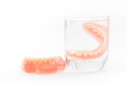 دانلود دندان مصنوعی در لیوان آب تمیز می شود. بهداشت مناسب