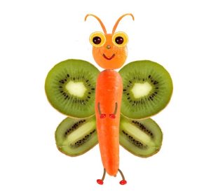 دانلود مفهوم غذای خلاقانه. پروانه کمی خنده دار از میوه ها و سبزیجات ساخته شده است