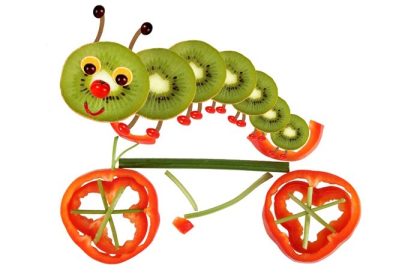 دانلود مفهوم غذای خلاقانه. خنده دار کمی کریپسر در دوچرخه ساخته شده از میوه ها و سبزیجات
