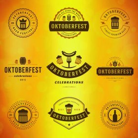 دانلود جشنواره آبجو Oktoberfest جشن تایپوگرافی برچسب های سبک مجزا، مدالها و آرم با لوستر آبجو در پس زمینه مبهم تنظیم شده است. تصویر برداری بردار