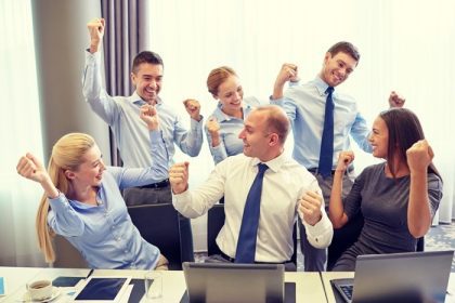 دانلود کسب و کار، مردم، تکنولوژی، ژست و مفهوم کار گروهی – تیم کسب و کار لبخند زدن دست بالا و جشن پیروزی در دفتر