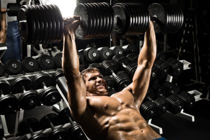 دانلود ورزش مردانه بسیار قدرتمند، فشار ورزش با دمبل، تمرین در سالن ورزش را اجرا کنید
