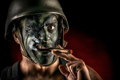 دانلود تصویر برداری از یک سرباز شجاع در جنگ جنگجو سیگار کشیدن. پس زمینه سیاه. نظامی، جنگ نیروهای ویژه