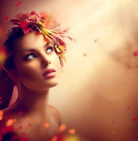 دانلود زن پاییز مدل پرتره هنر مد. زیبایی رمانتیک پاییز دختر با رنگارنگ زرد و قرمز برگ در سر او. آرایش مو و آرایش