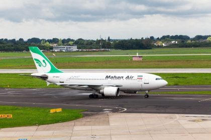 دانلود DUSSELDORF، GERMANY – SEPTEMBER 05 A310 زمین در تاریخ 05 سپتامبر 2015 در فرودگاه، دوسلدورف، آلمان. ماهان هوا به عنوان بزرگترین حامل در کشور ایران است
