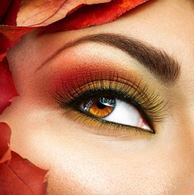 دانلود پاییز برای چشم های قهوه ای شکل می گیرد. آرایش مد آرایش. پوست صورت کامل، پاییز رنگ های گرم چشمانتان، مژه های بلند