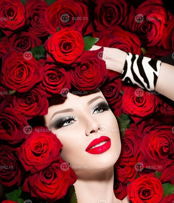 دانلود زیبایی مد مدل دختر. مد مدل Vogue مد بالا پرتره با گل های رز قرمز مدل موهای. هنر زرق و برق وو