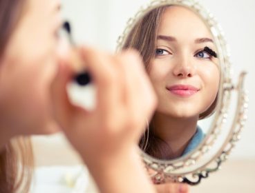 دانلود مدل زیبایی نوجوان دختر به دنبال آینه و استفاده از ریمل مژه و ابرو را تشکیل می دهند. زن زیبا زن درخواست آرایش