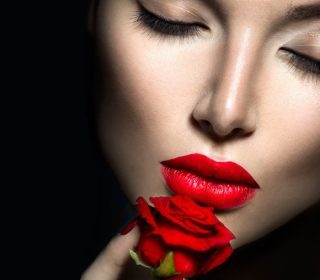 دانلود زیبا  زن چهره نزدیک، آرایش با لب قرمز، ناخن و گل رز. دختر زیبایی شور. آرایش و مانیکور