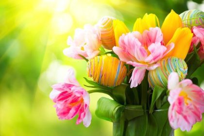 دانلود عید پاک تعطیلات دسته گل با تخم مرغ رنگارنگ. گل های زیبا گل های رنگی گل لاله با تزئین تخم مرغ های دست ساز نقاشی شده