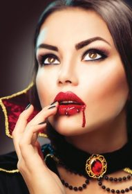 دانلود زیبا هالووین خون آشام زن پرتره. زیبایی بانوی خون آشام با خون در دهان او. طراحی مد هنر. مدل دلپذیر