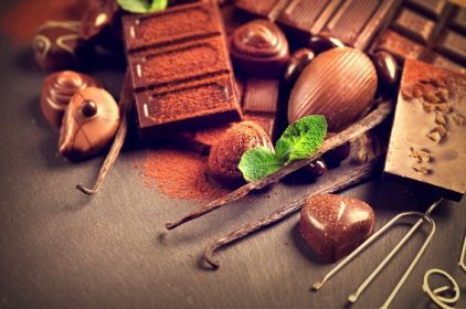 دانلود پس زمینه شکلات. شکلات. مجموعه ای از شکلات های زیبا در شکلات تیره و شیری با وانیل و نعناع. شیرینی شکلات پرلین