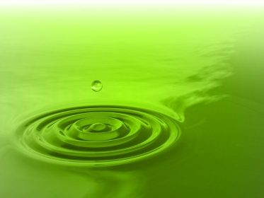 دانلود مفهوم یا افت مایع سبز مفهومی که در آب با موجهای موج دار و موج به عنوان استعاره درآید