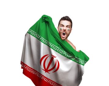 دانلود فن که پرچم ایران را روی زمینه سفید نگه می دارد