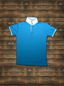 دانلود تی شرت رنگ آبی و سفید با یقه در پس زمینه چوب