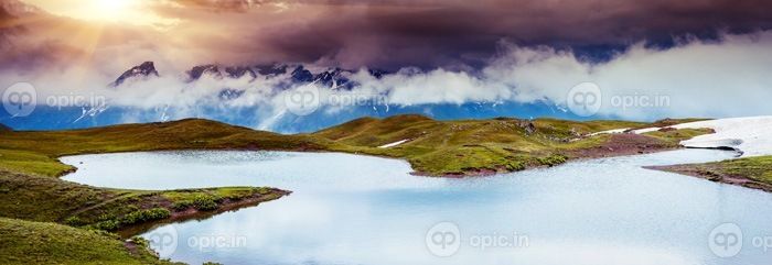 دانلود چشم انداز خارق العاده با دریاچه کورولدی و آسمان پوشیده از آسمان در پای کوه. آشبا Svaneti فوقانی ، Mestia ، جورجیا ، اروپا. کوههای قفقاز بیو