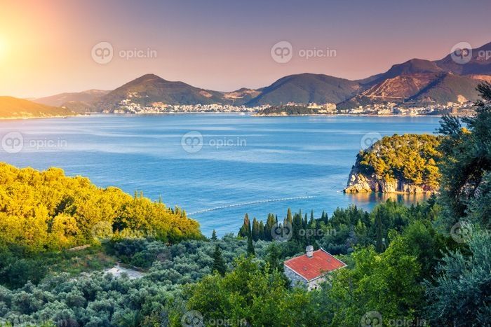 دانلود نمای خارق العاده دریا لاجوردی بیش از رودخانه Budva در مونته نگرو. نور چشمگیر صبحگاهی. بالکان ، دریای آدریاتیک ، اروپا. دنیای زیبایی