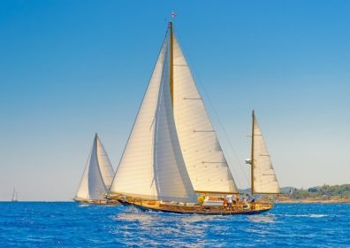 دانلود قایق های قایقرانی چوبی کلاسیک در یک مسابقه ، جزیره اسپتسس در یونان