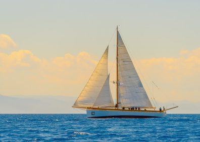 دانلود قایق قایقرانی چوبی کلاسیک در یک مسابقه ، جزیره Spetses در یونان