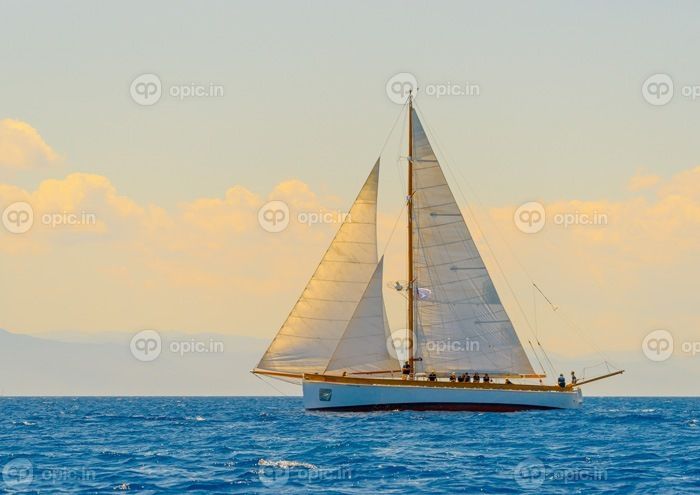 دانلود قایق قایقرانی چوبی کلاسیک در یک مسابقه ، جزیره Spetses در یونان