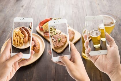 دانلود دوستان با استفاده از تلفن های هوشمند برای گرفتن عکس از سوسیس و گوشت خوک و آبجو