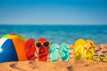 دانلود فلیپ فلاپ ، توپ ساحلی و غواصی روی شن. مفهوم تعطیلات تابستانی