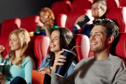 دانلود سینما ، سرگرمی و مفهوم مردم – دوستان مبارک تماشای فیلم در تئاتر