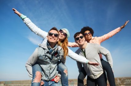 دانلود دوستی ، اوقات فراغت و مفهوم مردم – گروهی از دوستان نوجوان خوشحال در عینک آفتابی با تفریح ​​در فضای بیرون