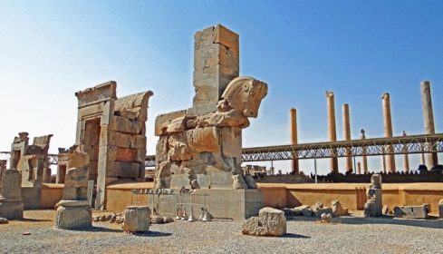 دانلود خرابه های مجسمه ای سنگی با نقاشی قلم مو خشک در شهر باستانی تخت جمشید ، ایران بر روی بافت ماسه سنگ