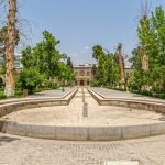 دانلود عکس مجموعه رندر سه بعدی الماس در سایزهای مختلف روی سطح خاکستری تیره