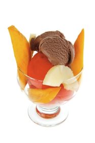 دانلود میوه های گرمسیری خام تازه با بستنی شکلاتی در لیوان بزرگ جدا شده در زمینه سفید