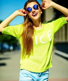 دانلود مدل زن جوان زیبا در تابستان پارچه های زرد روشن hipster پرش در خیابان