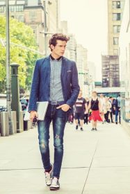 دانلود دانشجوی کالج اروپایی در نیویورک تحصیل می کند. پوشیدن جامه آبی ، شلوار جین ، کفش ورزشی ، دامان نگه داشتن